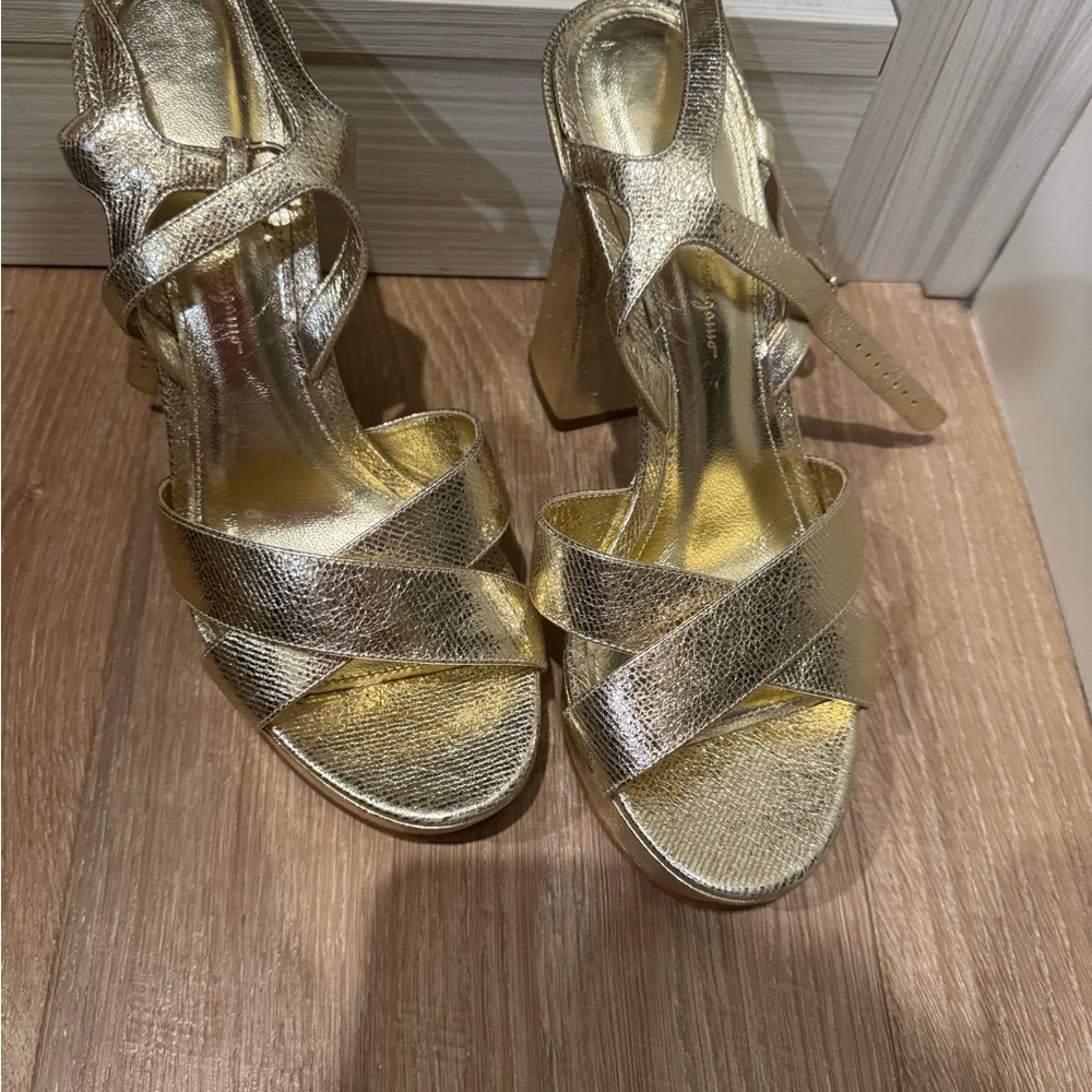 New Ferragamo Women's Gold Platform Sandals size 9.5 - Picture 2 of 5
